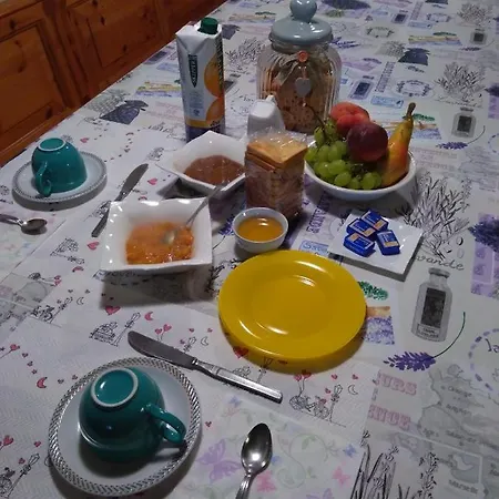 Beb Infamiglia Oda ve Kahvaltı